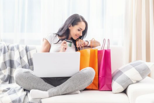 Kvinde i sweatpants der shopper gode tilbud online